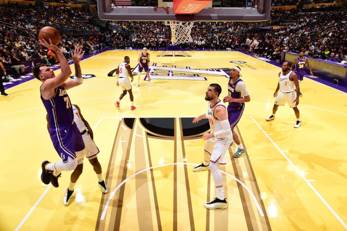 Cancha Fallida de Lakers Destapa el Fraude de la NBA