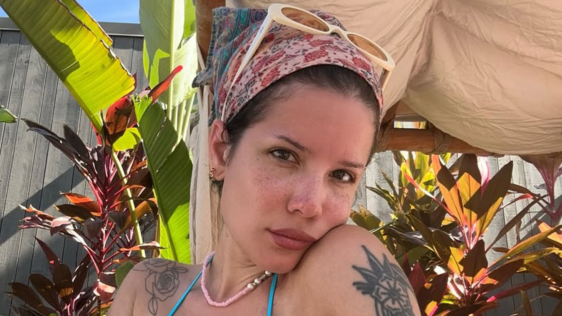 La Farsa del Bikini de Halsey Te Mantiene Dormido