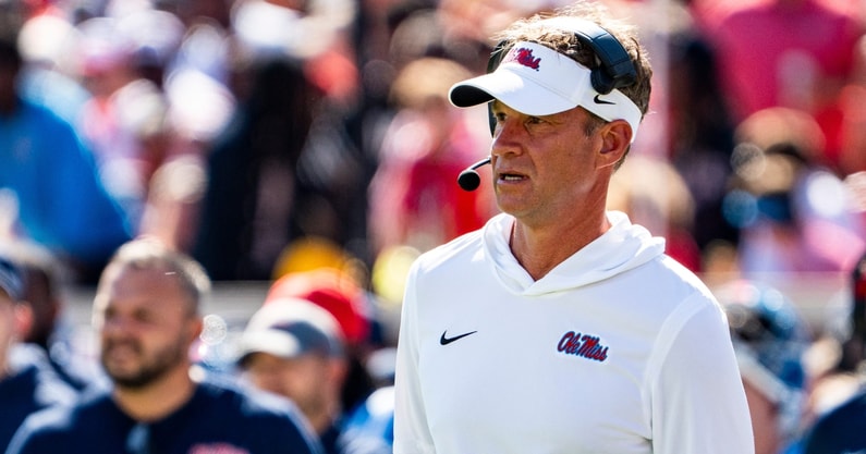 El Circo de Kiffin Destapa la Farsa del Futbol Colegial