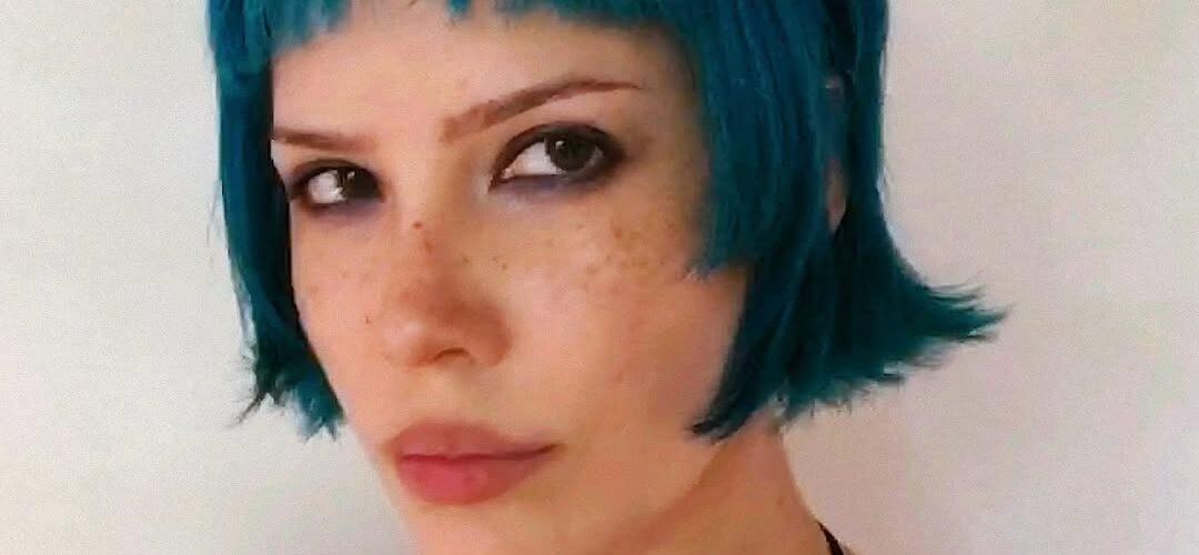 La Farsa del Bikini de Halsey Te Mantiene Dormido