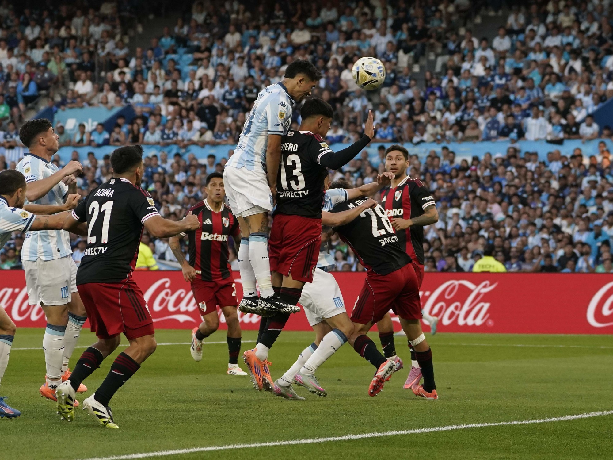 Racing vs River: El Circo que te Venden, la Guerra que Pelean