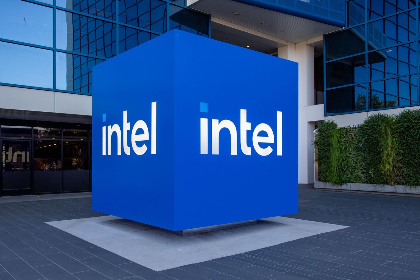 Apple Lanza un Salvavidas a Intel con Nuevo Contrato