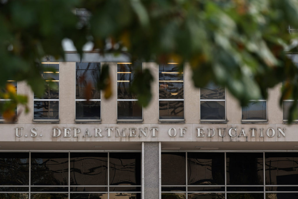 Trump Cobra Deudas Estudiantiles: La Era Digital de Extracción