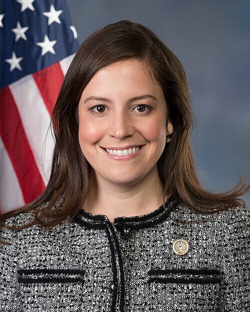 Stefanik: La Acrobacia Política y el Desprecio de Trump