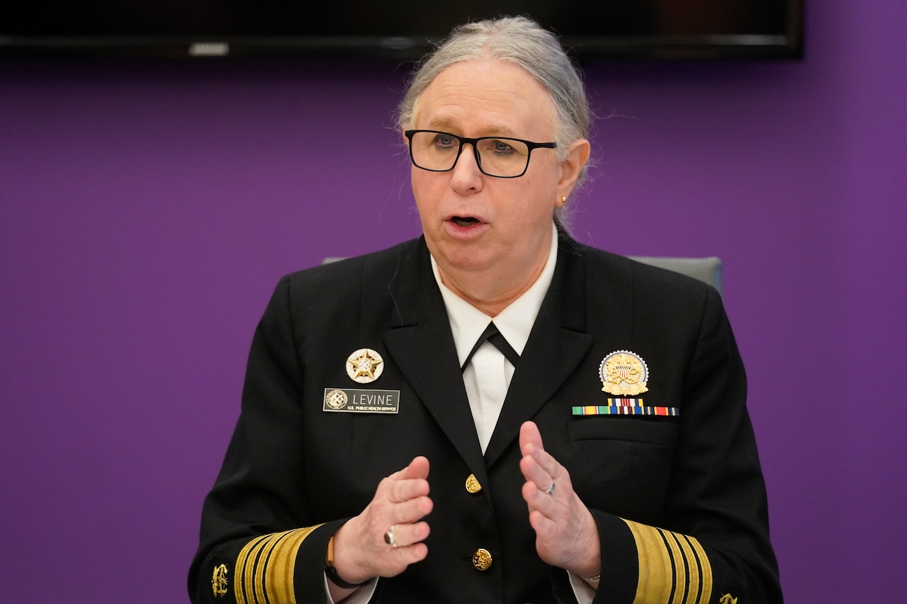 HHS Le Borra el Nombre a Almirante Trans en Retrato Oficial