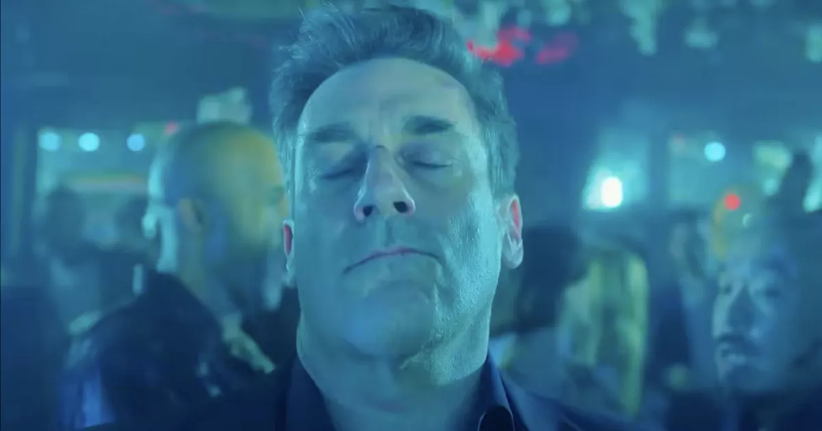 El Baile de Jon Hamm Revela la Máquina de Control de Nostalgia Corporativa