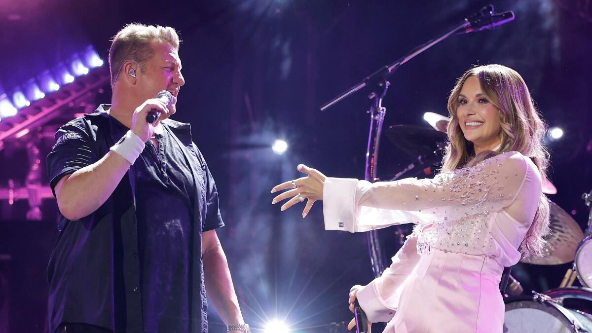 El Llanto Calculado de Carly Pearce Asegura su Trono Musical