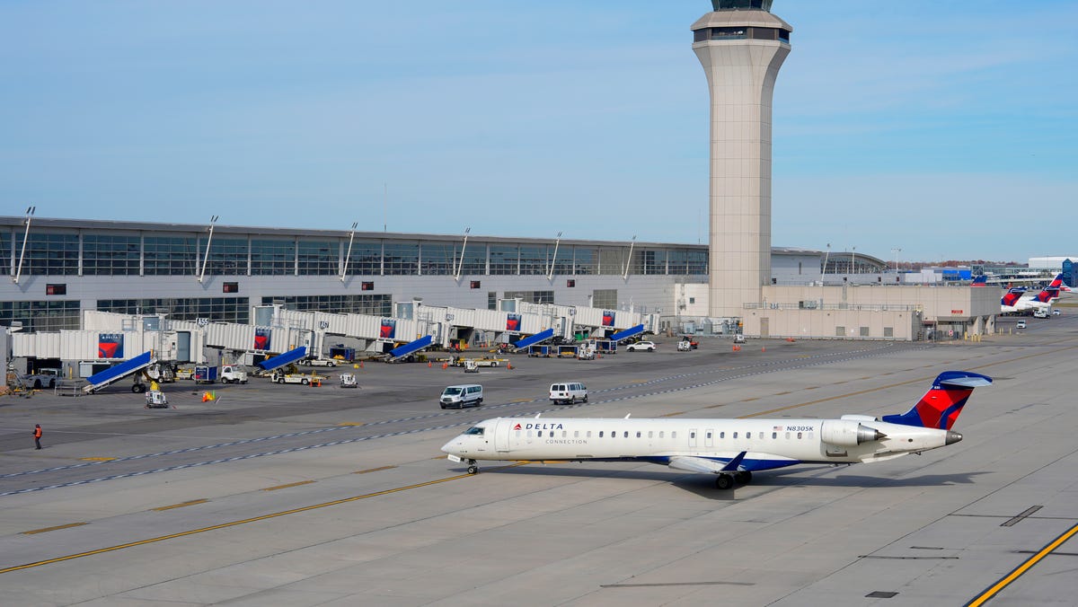El Colapso de Delta en Detroit Revela la Crisis Aérea Global