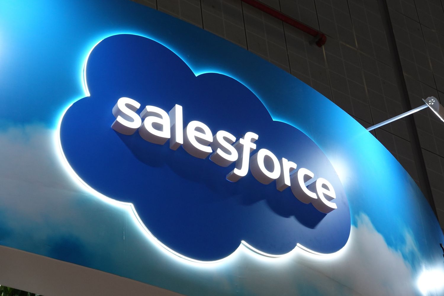 La Mentira de IA que está Hundiendo a Salesforce