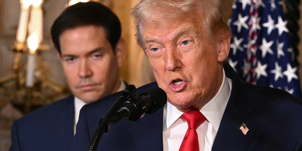 Trump Da Puente Navideño a Burócratas, ¿Repartos USPS en Navidad?