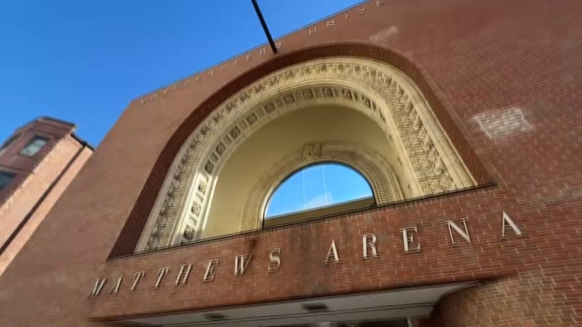 Matthews Arena Cierra: Codicia Corporativa Devora la Historia