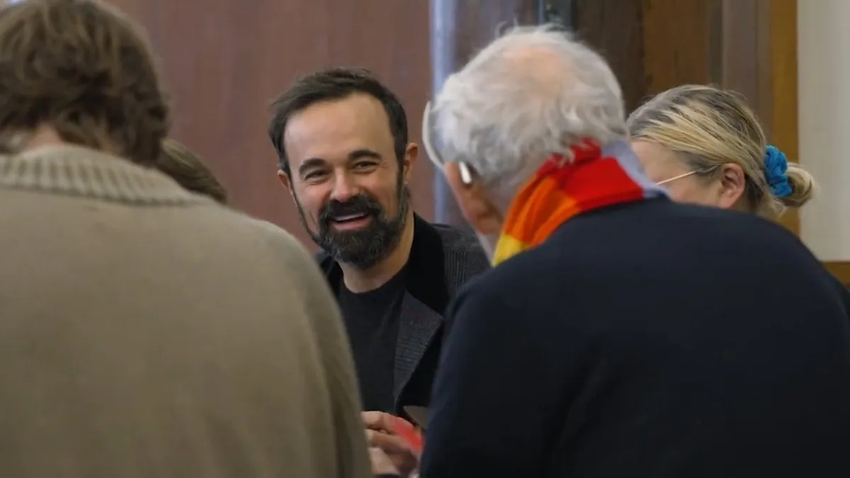 La Farsa de la Caridad: Celebridades, Manzanas y Pobreza Sistémica