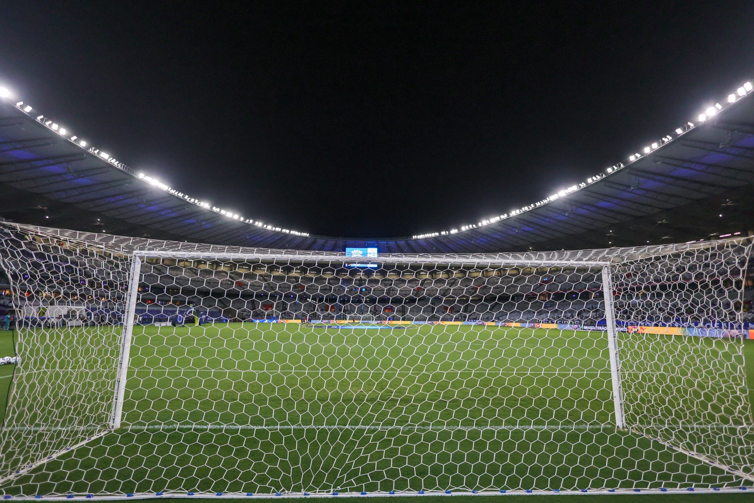 Estadios Vendidos: El Caballo de Troya Digital Corporativo