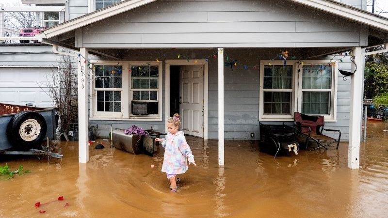 Clima Extremo: Élites Ignoran Lluvia que Ahoga California
