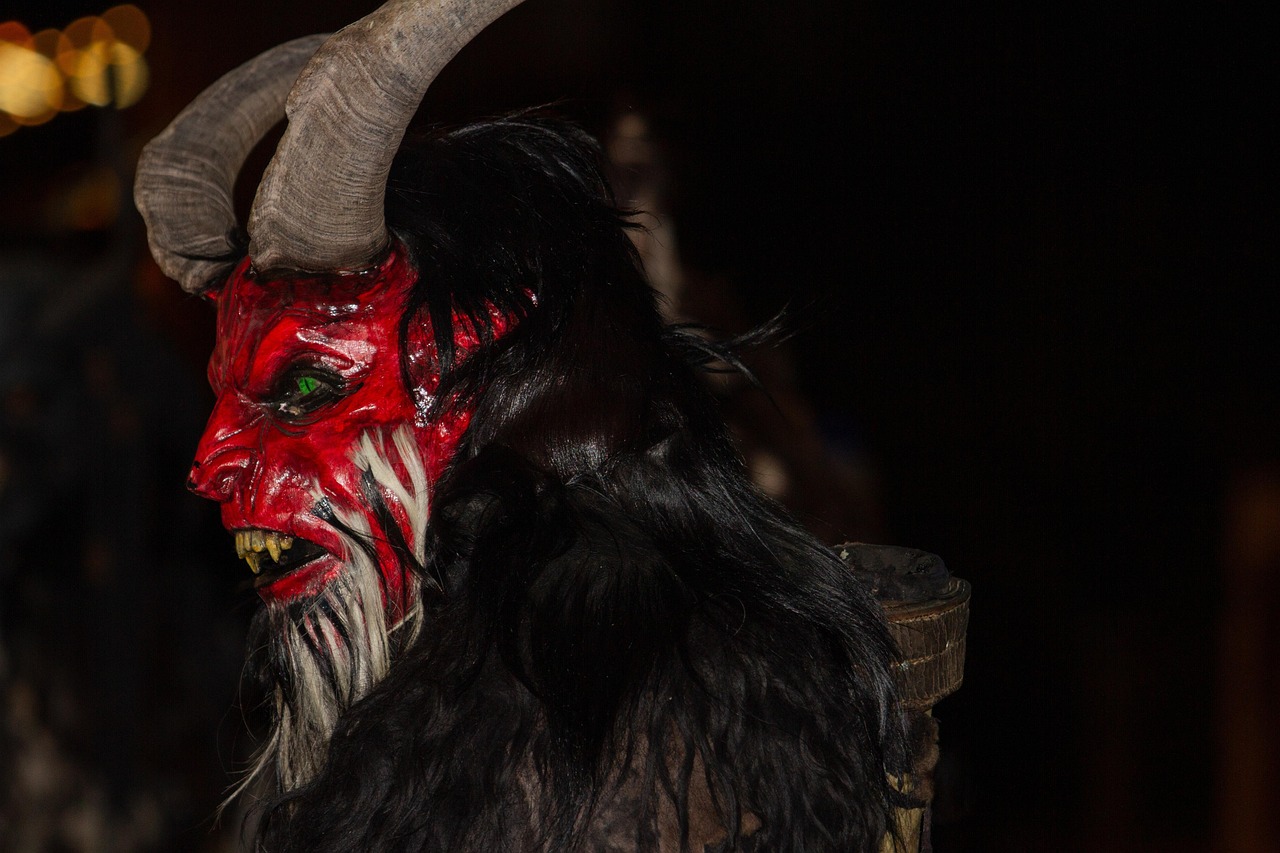 Fayetteville: Krampus y la Hipocresía de la Navidad Gringa
