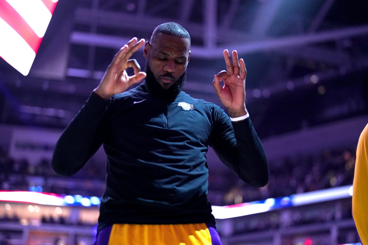 LeBron James: Polémica por el Himno Nacional