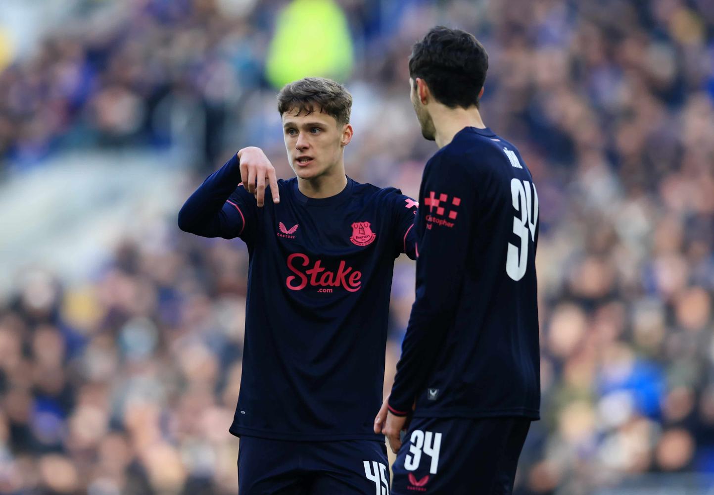 Everton Visita al Aston Villa con Plantilla Mermada