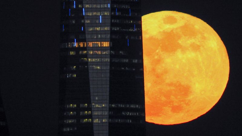 La Farsa de la Superluna: Engaño Mediático vs. Realidad