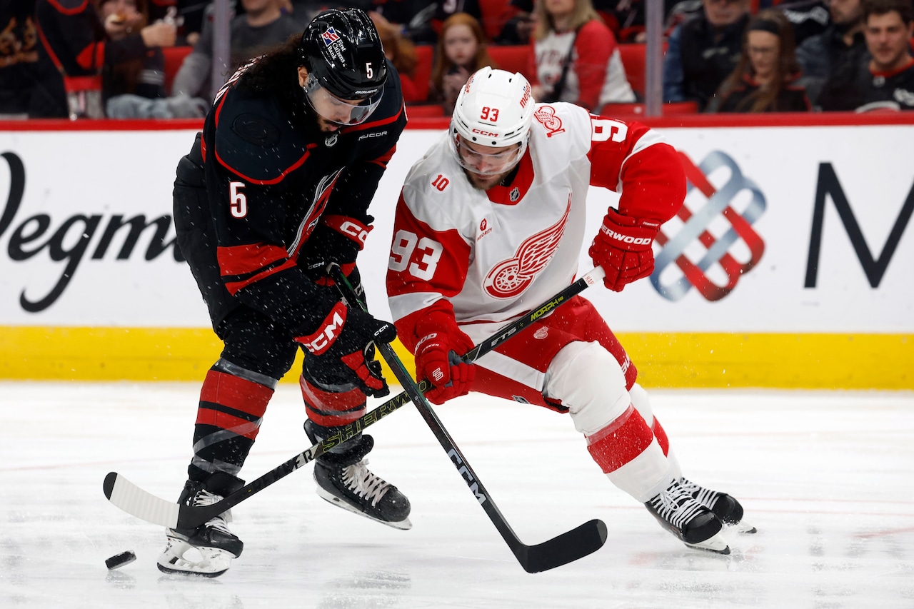 NHL: Huracanes y Red Wings Chocan en Duelo de Líderes de División