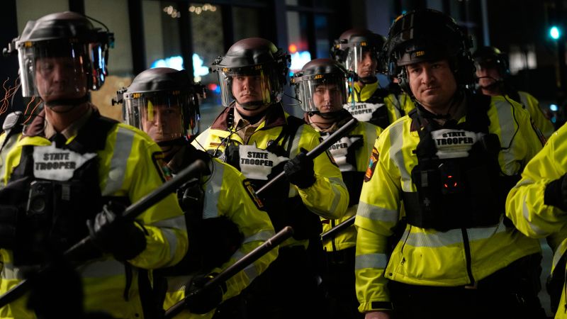 Cientos Más Agentes Federales a Minneapolis Tras Tiroteo