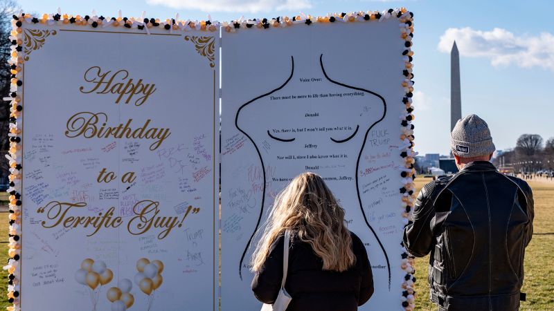 Gigante Tarjeta Cumpleaños Trump-Epstein en National Mall