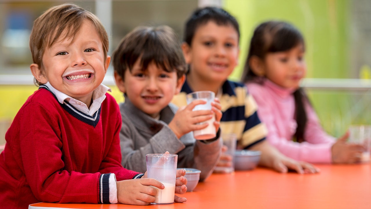 Trump Revierten Prohibición de Leche Entera en Escuelas de EE. UU.