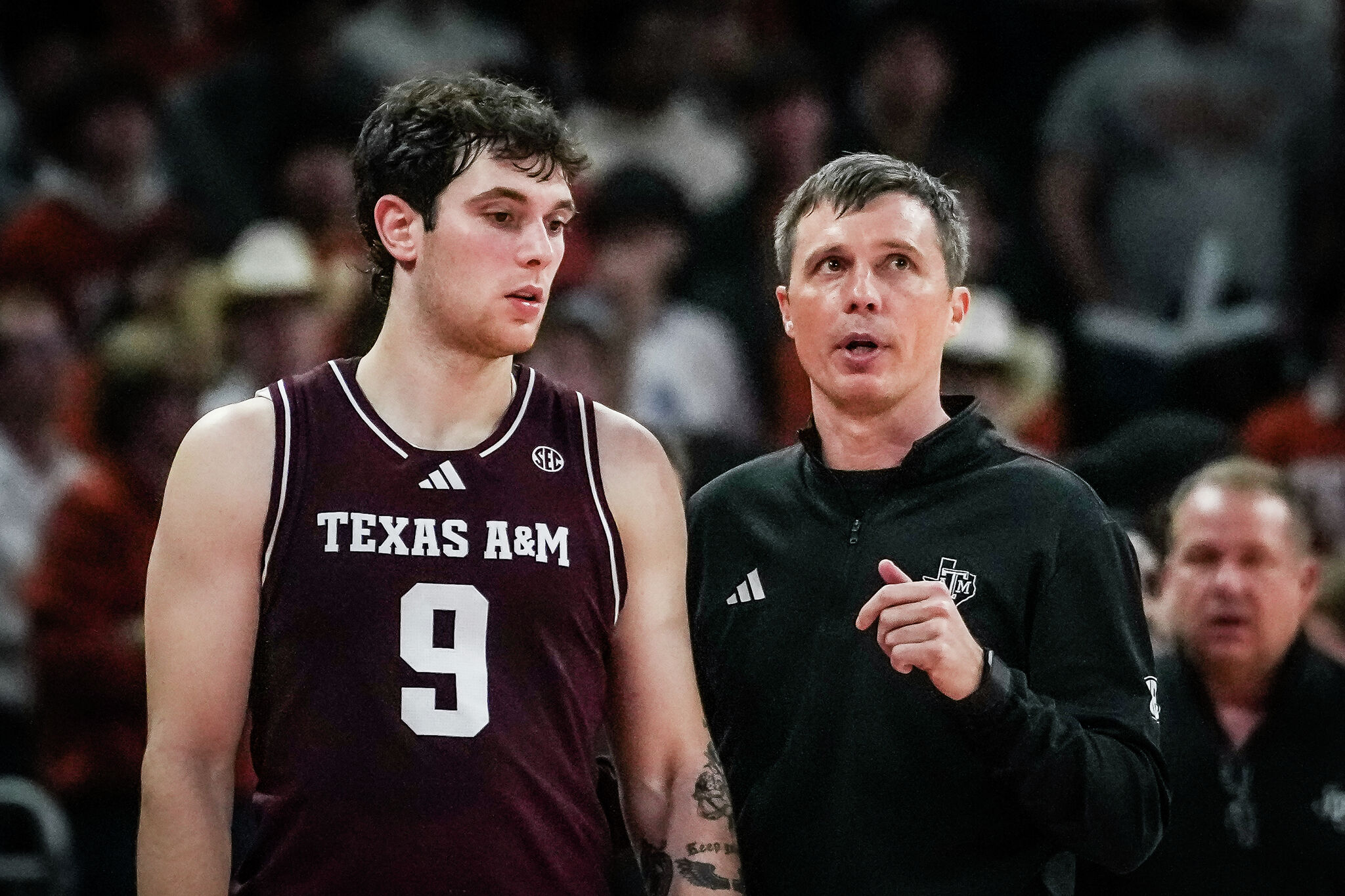 Texas A&M Vence a Texas 74-70 en Clásico Universitario