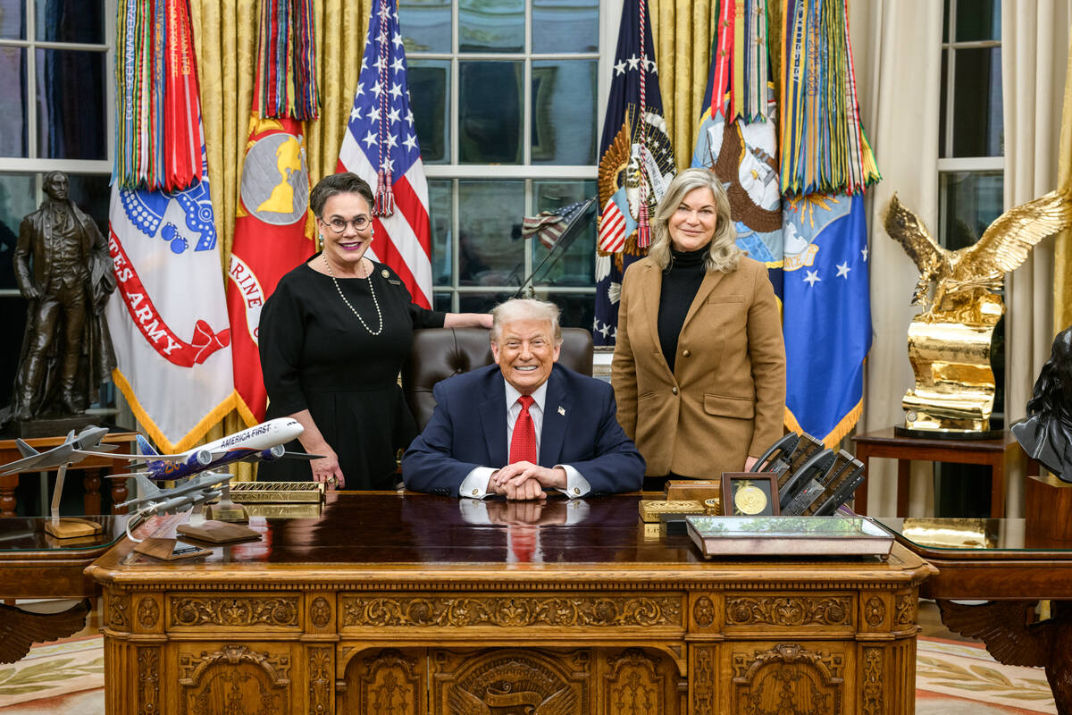 Lummis Apoya a Hageman para el Senado; Cámara Aprueba Gasto