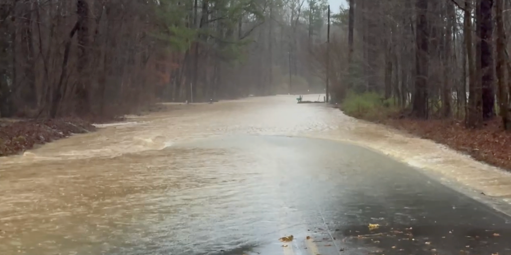 Tornado Confirma Cerca de Atlanta; Tormentas Severas Azotan Sur