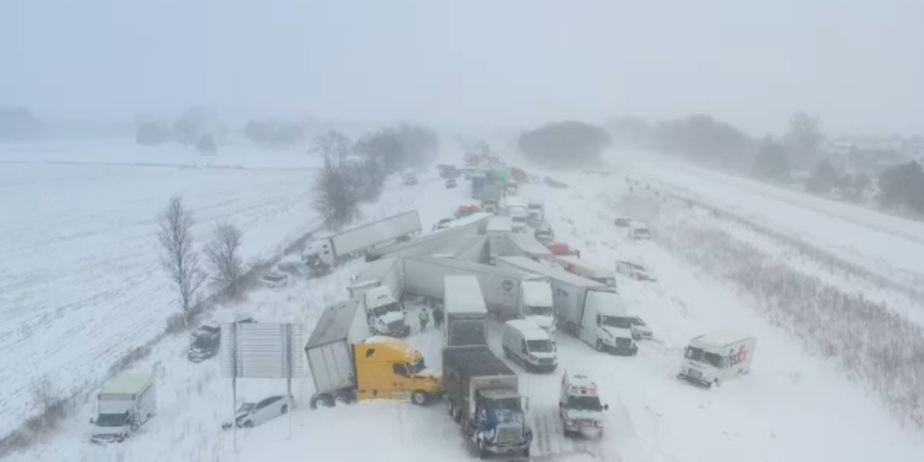 Avalancha de autos en Michigan cierra I-196 por nieve
