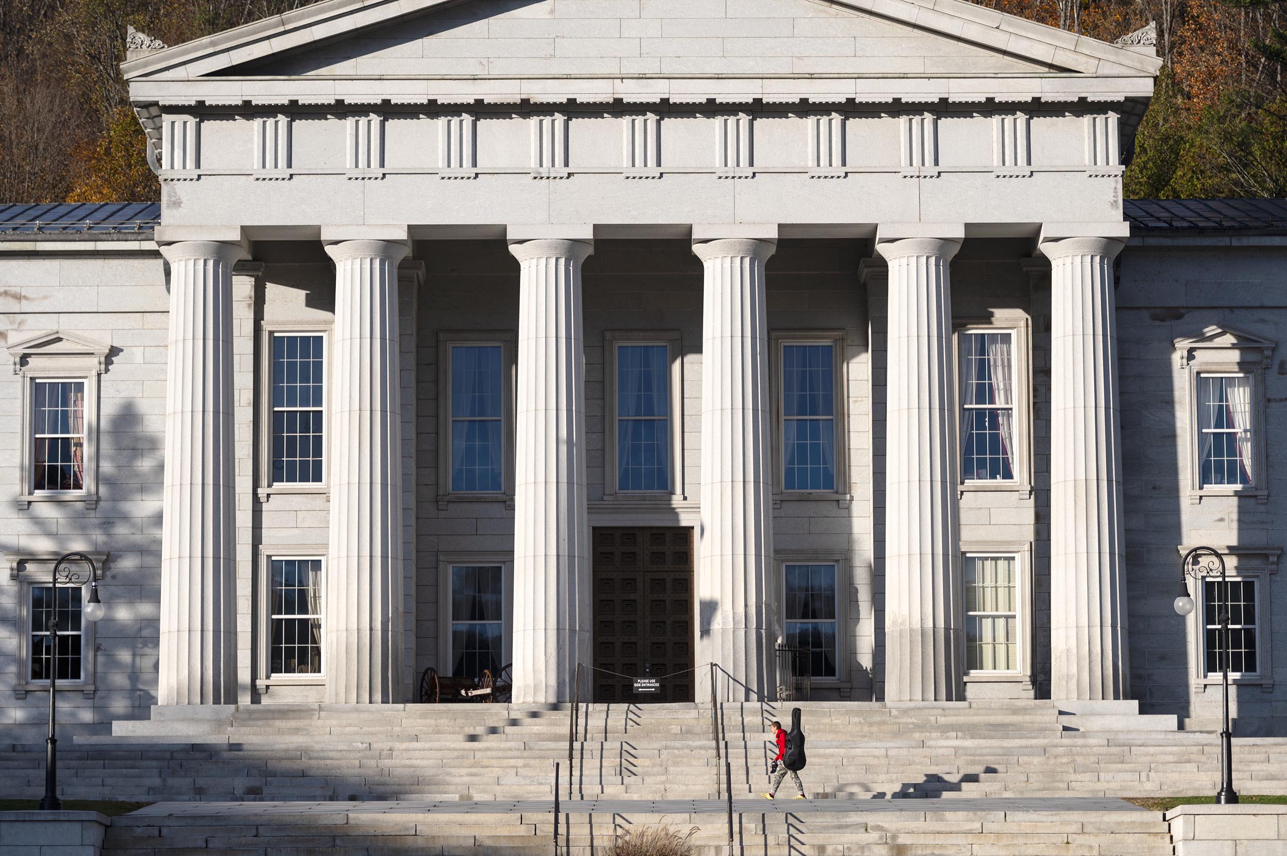 Escuelas VT en Caos: Traición PCB y Fusiones, La Neta