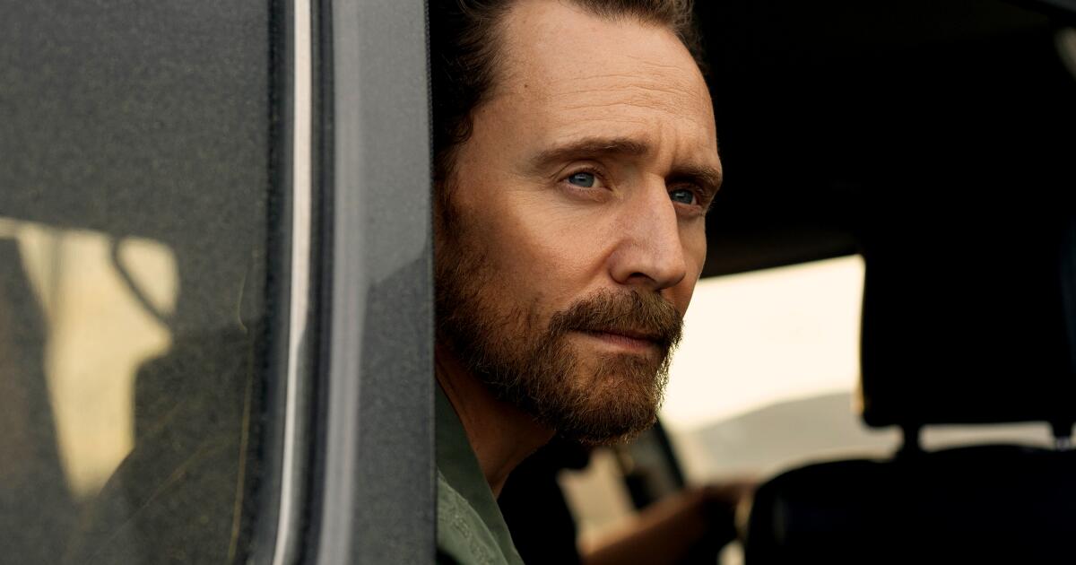 Regreso de 'The Night Manager' Tras Una Década Divide a la Crítica