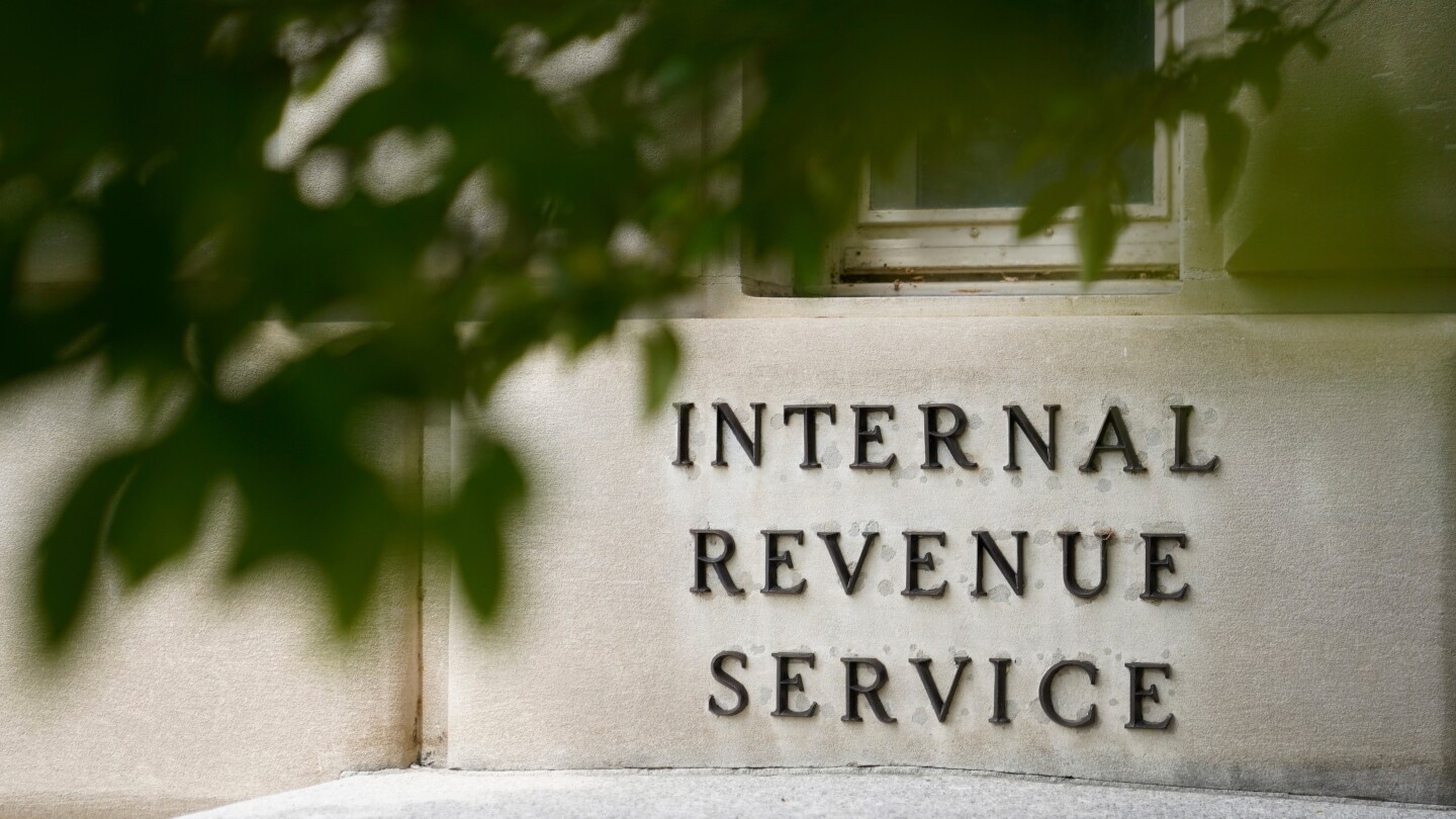 Líder del IRS Reorganiza Agencia Ante Temporada Fiscal 2026