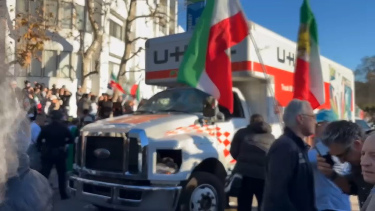 Camioneta Embiste a Manifestantes Anti-Irán en Westwood, Detenido un Hombre